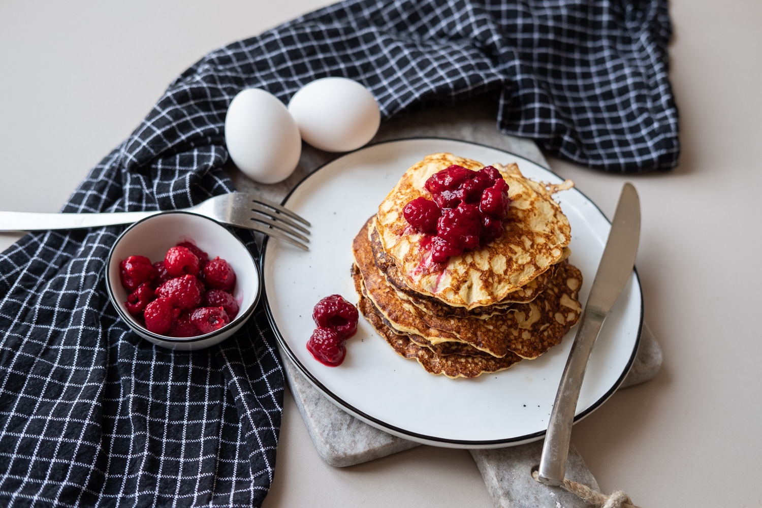 Super einfache Low Carb Protein Pancakes mit Himbeeren | Sanguinum Blog